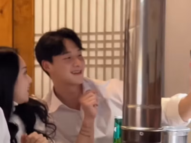 Hương Giang và chàng trai lạ mặt vui vẻ chụp ảnh. Ảnh: Người đưa tin