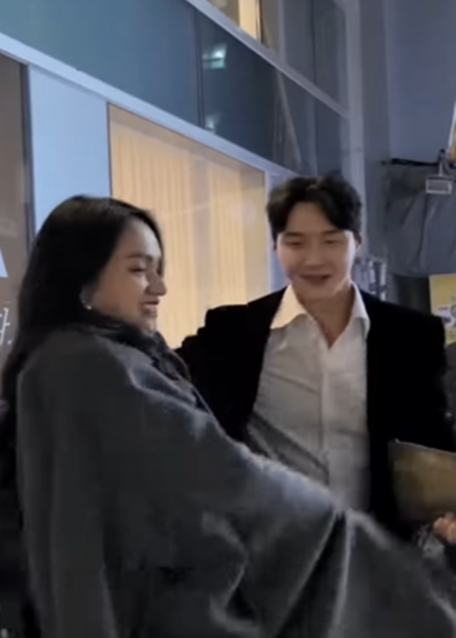 Chàng trai người Hàn Quốc còn ga lăng khi đưa áo khoác cho Hương Giang mặc giữ ấm. Ảnh: Người đưa tin