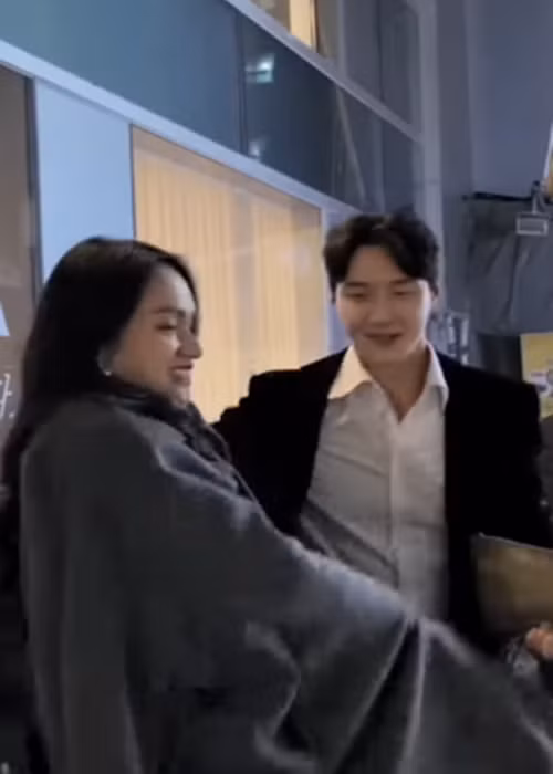 Chàng trai người Hàn Quốc còn ga lăng khi đưa áo khoác cho Hương Giang mặc giữ ấm. Ảnh: Người đưa tin