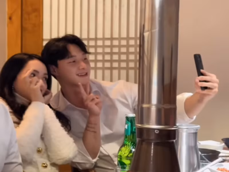 Mới đây, Hương Giang Idol chia sẻ video du lịch tại Seoul (Hàn Quốc). Đáng chú ý, nữ ca sĩ có nhiều khoảnh khắc thân thiết với một chàng trai người Hàn Quốc. Ảnh: Người đưa tin