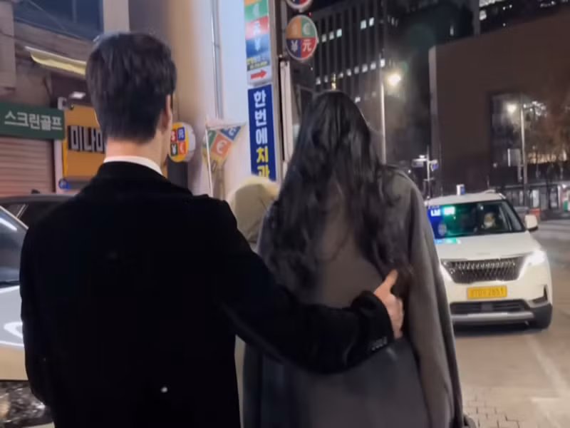 Khoảnh khắc tình tứ của Hương Giang và trai lạ làm dấy những đồn đoán. Ảnh: Người đưa tin