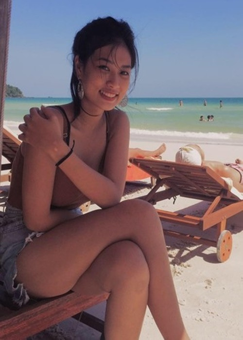 Trước lúc mất, mẹ của Thiên Ân dặn con dùng tiền phúng điếu để học đại học. Không muốn dùng tiền phúng điếu vì sợ sẽ làm mẹ "mắc nợ trần gian" nhưng vì nghe lời mẹ, Thiên Ân đã dùng số tiền này trang trải cuộc sống, thực hiện lời hứa cố gắng học hành. Ảnh: FBNV