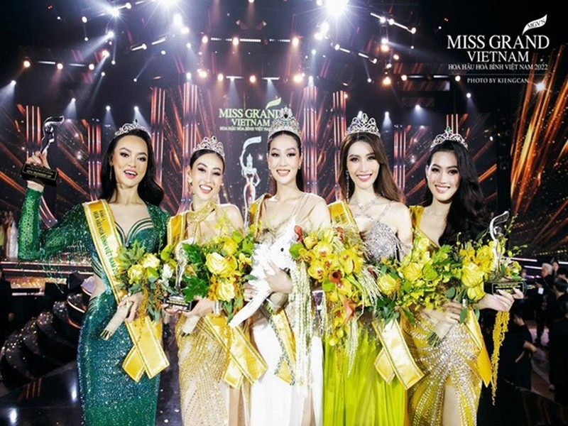 Tháng 10/2022, Đoàn Thiên Ân (giữa) đánh bại 49 người đẹp khác để đăng quang Miss Grand Vietnam 2022 - Hoa hậu Hòa bình Việt Nam 2022. Ảnh: Miss Grand Vietnam