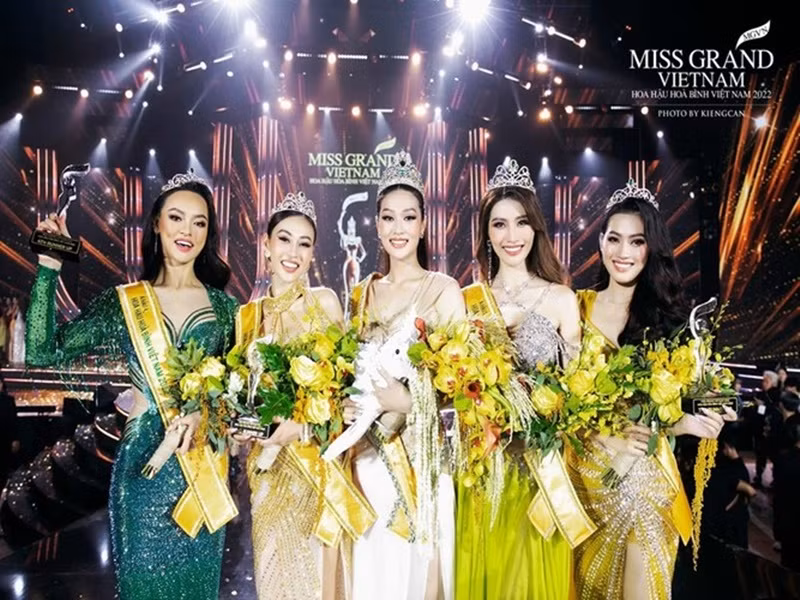 Tháng 10/2022, Đoàn Thiên Ân (giữa) đánh bại 49 người đẹp khác để đăng quang Miss Grand Vietnam 2022 - Hoa hậu Hòa bình Việt Nam 2022. Ảnh: Miss Grand Vietnam