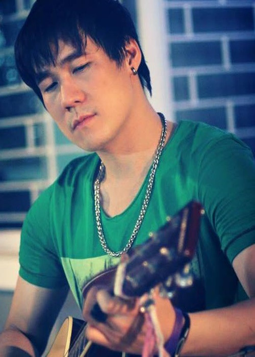 Trong cuộc phỏng vấn với Zing, Khánh Phương cho biết, dù không nổi tiếng như xưa, hát cũng ít hơn, hay diễn hội chợ nhưng cát-sê của anh lớn hơn trước rất nhiều. Ảnh: FBNV