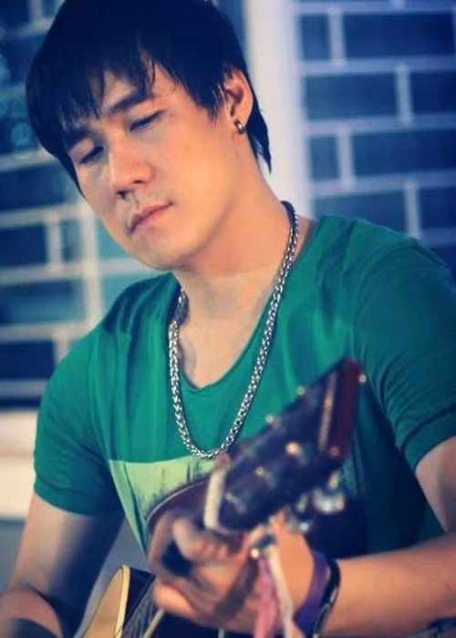 Trong cuộc phỏng vấn với Zing, Khánh Phương cho biết, dù không nổi tiếng như xưa, hát cũng ít hơn, hay diễn hội chợ nhưng cát-sê của anh lớn hơn trước rất nhiều. Ảnh: FBNV