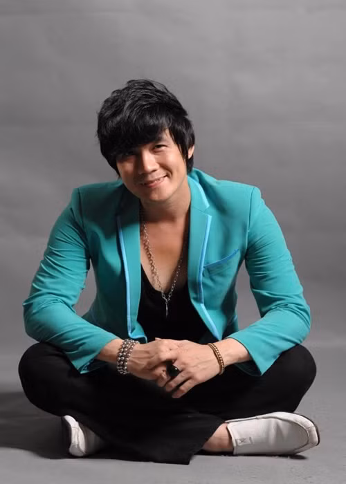 Ngoài kinh doanh, Khánh Phương còn ca hát. Năm 2009, nam ca sĩ nổi tiếng nhờ ca khúc “Chiếc khăn gió ấm”. Ảnh: FBNV