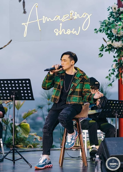 Nếu so với ca sĩ hot hiện giờ thì thu nhập của Khánh Phương ở mức trung bình. Ảnh: FBNV