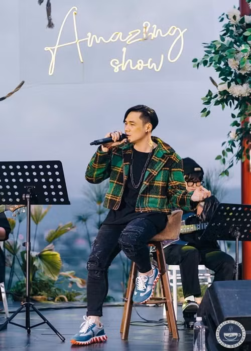 Nếu so với ca sĩ hot hiện giờ thì thu nhập của Khánh Phương ở mức trung bình. Ảnh: FBNV