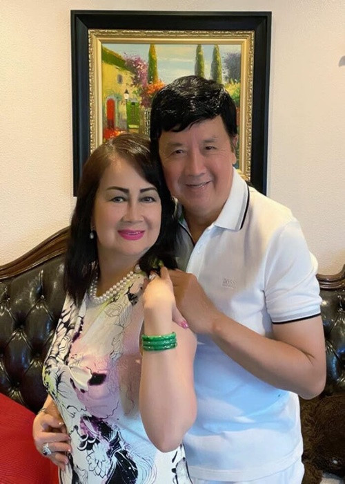 Nam nghệ sĩ thừa nhận ông may mắn khi bà xã là người rất chịu khó lắng nghe, tiếp thu những ý kiến của chồng. Ảnh: Saostar