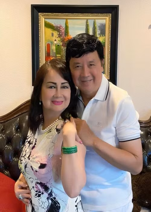 Nam nghệ sĩ thừa nhận ông may mắn khi bà xã là người rất chịu khó lắng nghe, tiếp thu những ý kiến của chồng. Ảnh: Saostar