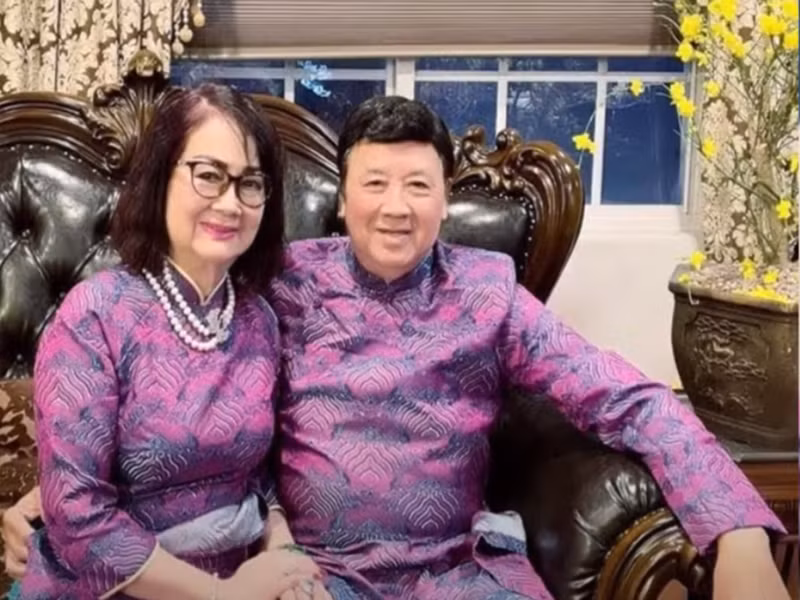 Bảo Quốc chia sẻ, vợ chồng ông đã sát cánh vượt những ngày gian khó, xoay đủ nghề ngoài nghề hát để kiếm sống. Ảnh: PLO