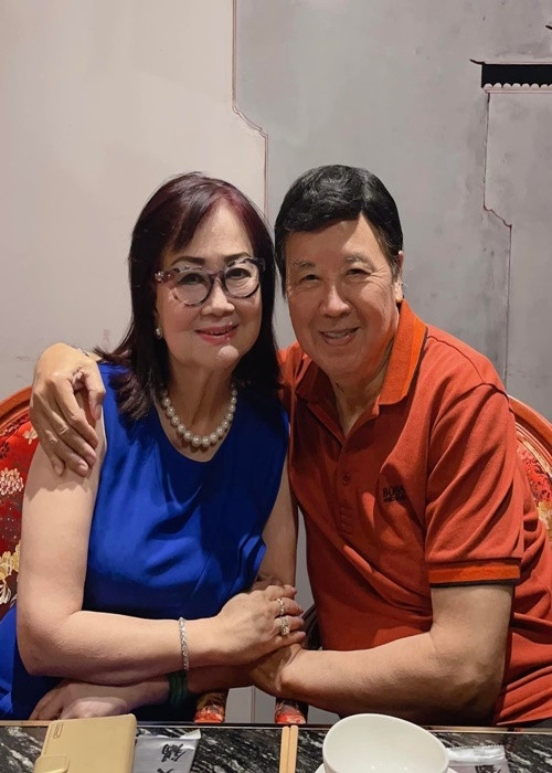 Bảo Quốc thấy vợ chồng ông giờ lãng mạn hơn ngày mới cưới. “Chúng tôi luôn dành cho nhau những cử chỉ ngọt ngào và trân quý sự hiện diện của đối phương trong cuộc đời mình”, ông chia sẻ trên Vietnamnet. Ảnh: Người đưa tin