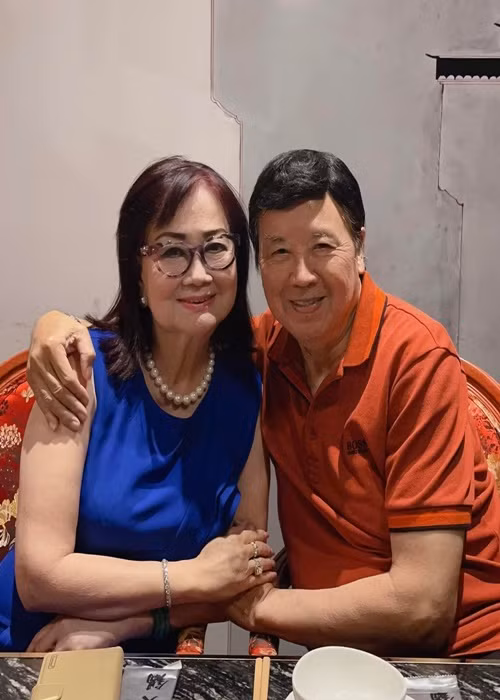 Bảo Quốc thấy vợ chồng ông giờ lãng mạn hơn ngày mới cưới. “Chúng tôi luôn dành cho nhau những cử chỉ ngọt ngào và trân quý sự hiện diện của đối phương trong cuộc đời mình”, ông chia sẻ trên Vietnamnet. Ảnh: Người đưa tin