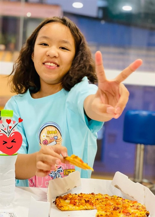 Việt Hương cùng con gái thường diện trang phục rất đơn giản, bình dân. Nữ nghệ sĩ quan niệm không để bé Elyza có thói quen dùng hàng hiệu.