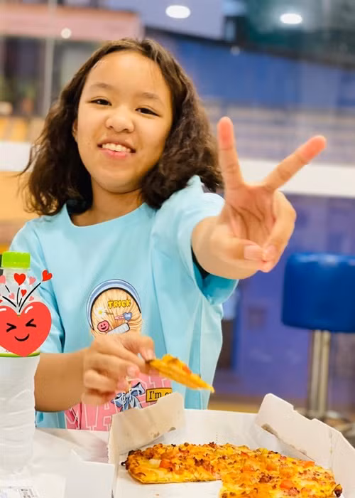 Việt Hương cùng con gái thường diện trang phục rất đơn giản, bình dân. Nữ nghệ sĩ quan niệm không để bé Elyza có thói quen dùng hàng hiệu.