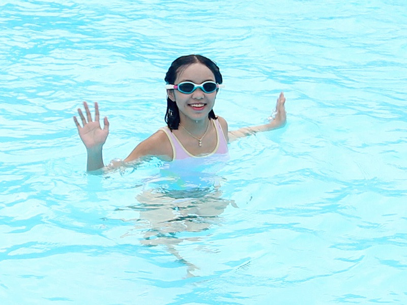 Cô nhóc tự chơi và học trong phòng của mình khi vợ chồng Việt Hương bận giúp đỡ những người khó khăn.