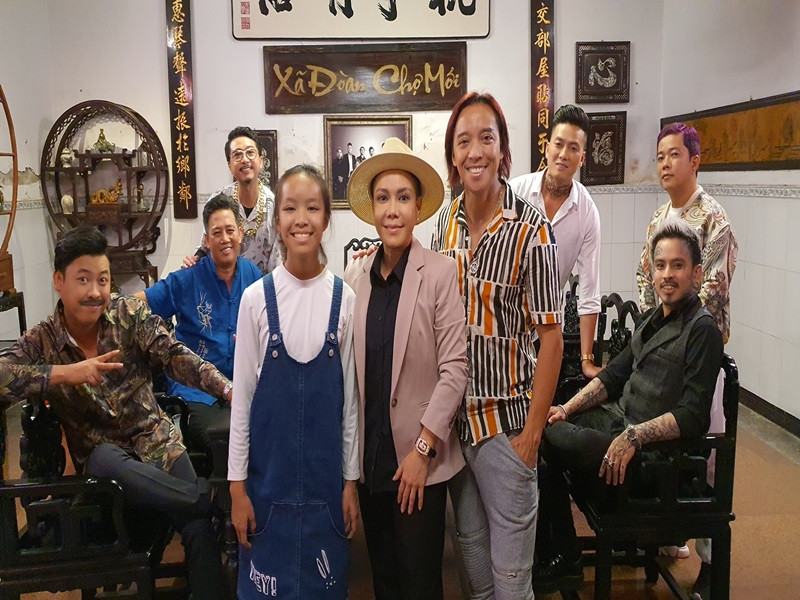 Khi Việt Hương đi quay, bé Elyza thi thoảng được bố đưa đến phim trường thăm mẹ.