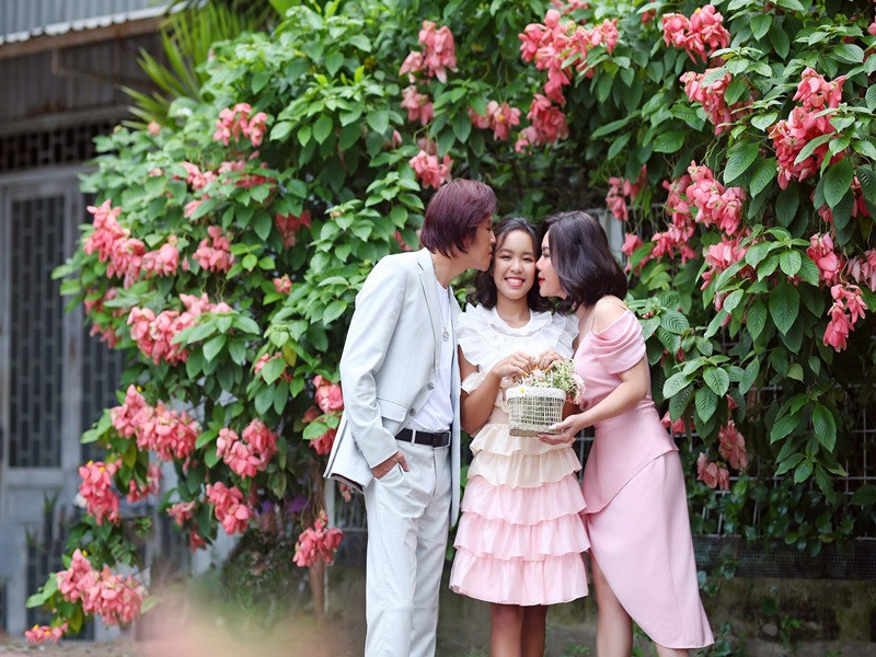 Ở tuổi 14, Elyza vượt mẹ về chiều cao.