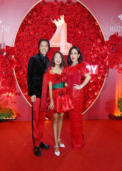 Nhiều người cho rằng Elyza thừa hưởng được chiều cao của bố, gương mặt cũng giống bố hơn là giống mẹ.