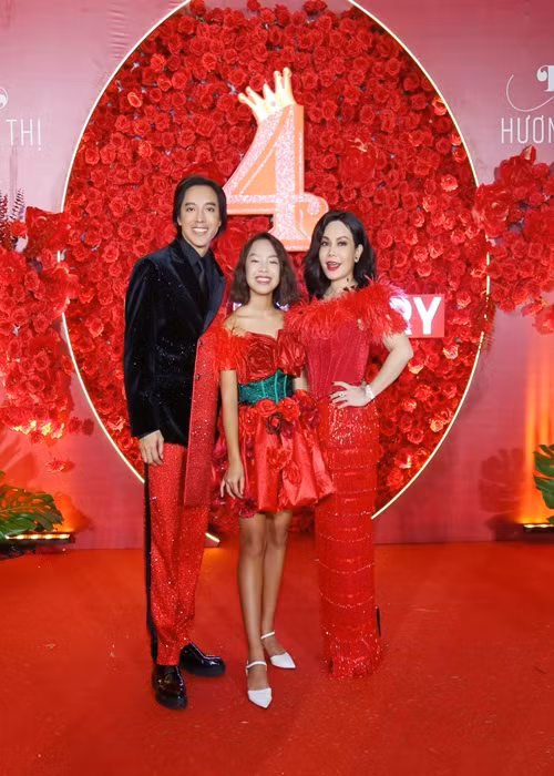 Nhiều người cho rằng Elyza thừa hưởng được chiều cao của bố, gương mặt cũng giống bố hơn là giống mẹ.