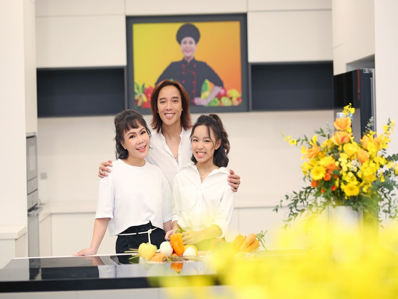 Dù còn nhỏ, con gái Việt Hương đã biết phụ giúp mẹ trong các hoạt động từ thiện giúp đỡ bà con, nhất là trong đợt đại dịch COVID-19.