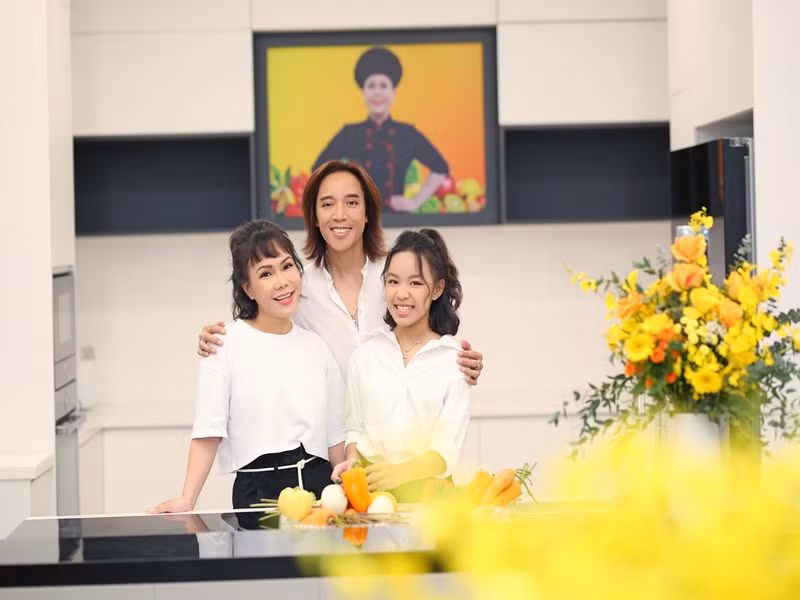 Dù còn nhỏ, con gái Việt Hương đã biết phụ giúp mẹ trong các hoạt động từ thiện giúp đỡ bà con, nhất là trong đợt đại dịch COVID-19.