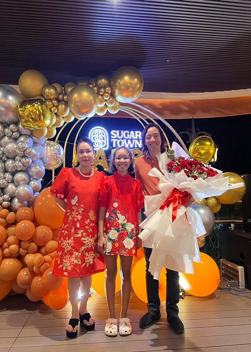 Elyza còn có năng khiếu thể thao. Cô nhóc từng giành huy chương đồng trong một giải đấu wushu tổ chức ở Mỹ.