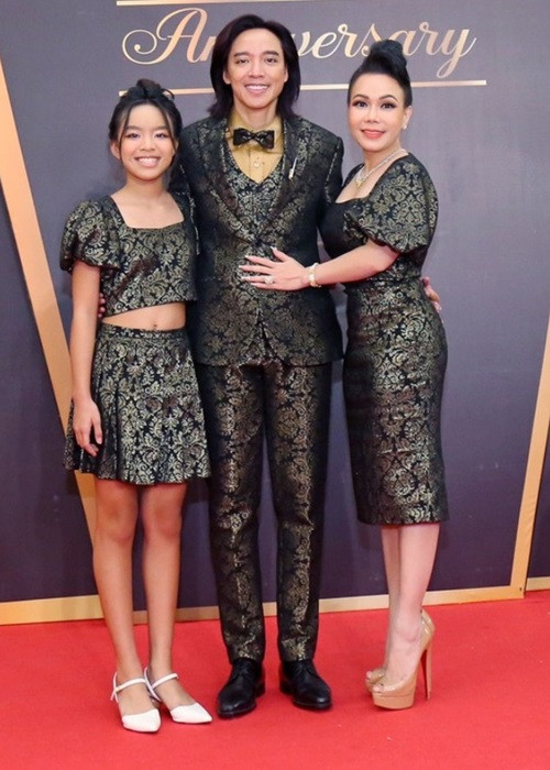 Elyza không chỉ xinh xắn mà còn học giỏi. Cô nhóc từng là 1 trong 10 bé giỏi nhất trường, được tuyển thẳng vào lớp 2 từ lúc đang học mẫu giáo.