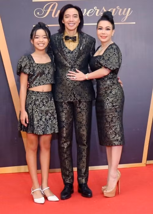 Elyza không chỉ xinh xắn mà còn học giỏi. Cô nhóc từng là 1 trong 10 bé giỏi nhất trường, được tuyển thẳng vào lớp 2 từ lúc đang học mẫu giáo.