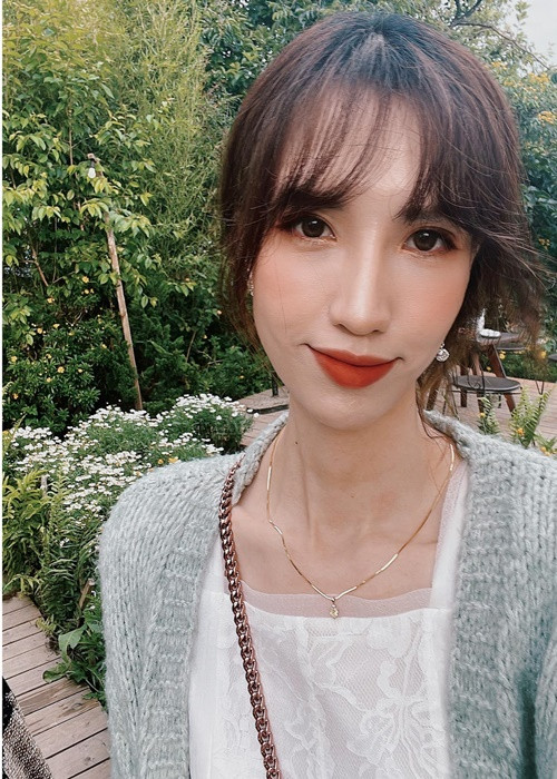 1 năm sau khi rời Vietnam’s Next Top Model, Hồng Xuân vắng bóng trong các sự kiện bởi cô dành thời gian để thay đổi diện mạo.