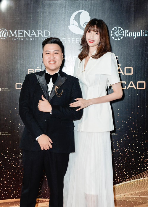 Người mẫu Hồng Xuân từng bắt buộc phải rời sàn catwalk vì tăng cân quá đà. Ngoài ra, việc uống thuốc điều trị bệnh khớp khiến cơ thể tích nước, cô bị thừa cân so với tiêu chuẩn của người mẫu. Sau đó, chân dài chăm chỉ tập luyện và hạn chế ăn uống nên đã giảm cân thành công. Ảnh: FBNV