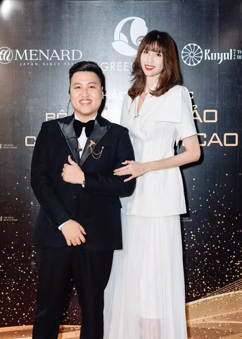 Người mẫu Hồng Xuân từng bắt buộc phải rời sàn catwalk vì tăng cân quá đà. Ngoài ra, việc uống thuốc điều trị bệnh khớp khiến cơ thể tích nước, cô bị thừa cân so với tiêu chuẩn của người mẫu. Sau đó, chân dài chăm chỉ tập luyện và hạn chế ăn uống nên đã giảm cân thành công. Ảnh: FBNV