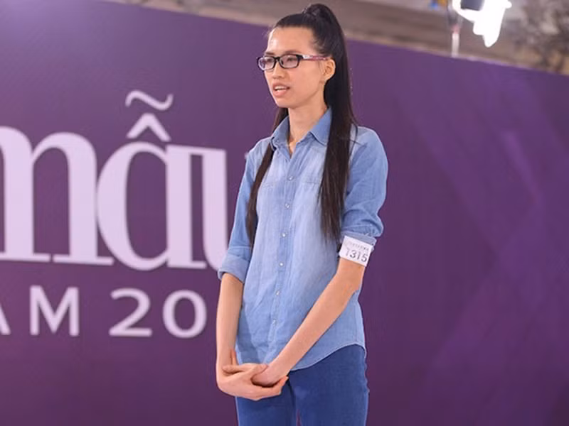 Năm 2015, Lương Thị Hồng Xuân tham gia cuộc thi Vietnam’s Next Top Model. Nhờ chiều cao 1m90, cô gây chú ý. Khi lọt vào top 14 gương mặt xuất sắc nhất, Hồng Xuân đối mặt với làn sóng dư luận bởi cô bị nhiều khán giả xem như là một yếu tố để PR cho chương trình. Ảnh: FBNV