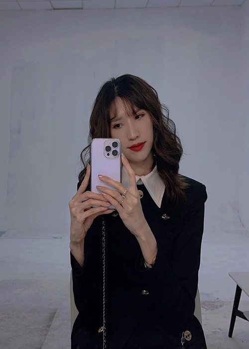 Vài năm qua, người mẫu cao nhất Việt Nam làm việc ở một công ty truyền thông, tham gia các game show. Cô ít xuất hiện trên các sàn diễn. Ảnh: FBNV