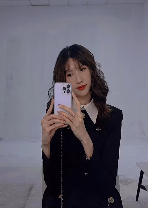 Vài năm qua, người mẫu cao nhất Việt Nam làm việc ở một công ty truyền thông, tham gia các game show. Cô ít xuất hiện trên các sàn diễn. Ảnh: FBNV