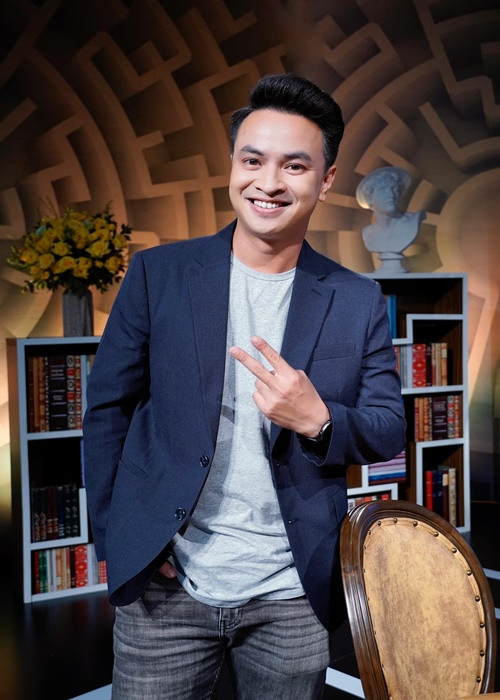 Nam diễn viên sinh năm 1985 vốn được đào tạo diễn xuất bài bản. Sau khi tốt nghiệp khoa diễn viên của Đại học Sân khấu - Điện ảnh, anh đầu quân về Nhà hát Tuổi trẻ Việt Nam. Lý Chí Huy từng giành Huy chương Bạc với vai Đại đội trưởng Bằng trong vở "Lời thề thứ 9" tại Liên hoan Sân khấu các vở diễn của tác giả Lưu Quang Vũ tháng 9/2013. Ảnh: FBNV