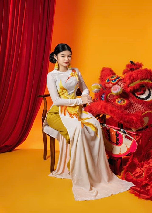 Không thể phủ nhận bé Bảo Tiên có ngoại hình nổi bật. Trong bộ ảnh áo dài, cô nhóc diện lại trang phục của mẹ.
