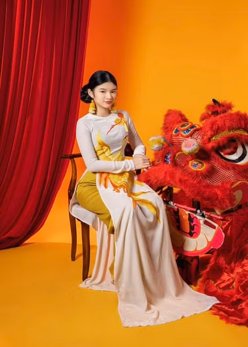 Không thể phủ nhận bé Bảo Tiên có ngoại hình nổi bật. Trong bộ ảnh áo dài, cô nhóc diện lại trang phục của mẹ.