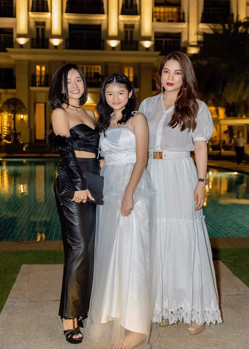 Con gái Trương Ngọc Ánh sống đúng với lứa tuổi 15 của mình, không chững chạc hơn bạn bè cùng trang lứa như nhiều người nghĩ. "Cũng trưởng thành, nhưng đôi lúc còn ngây ngô cũng đang dần hình thành tính cách chứ không bị già trước tuổi", Trương Ngọc Ánh tiết lộ.