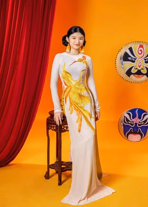 Truong Ngoc Anh khoe con gai mac ao dai, goi la my nhan