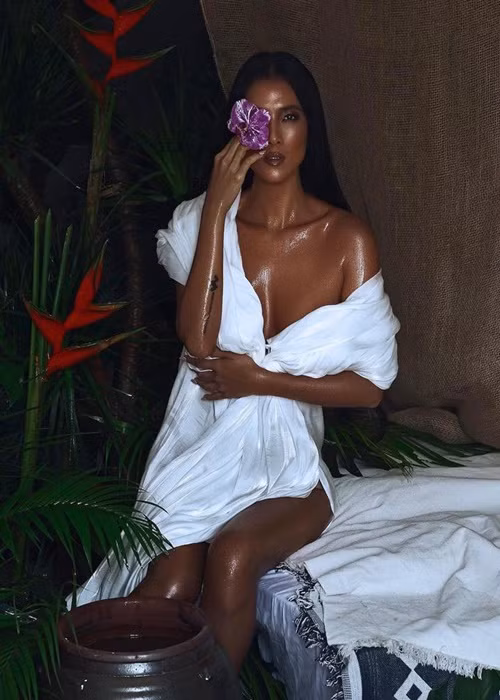 Từ tháng 8/2019, chân dài cùng chồng con sống ở Singapore. Trước đó, gia đình cô có 8 năm ở Mỹ.