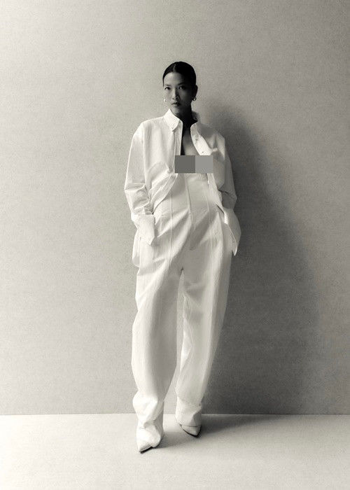 Mới đây, trên trang cá nhân, siêu mẫu Bằng Lăng đăng tải hình ảnh diện vest không nội y. Đây không phải lần đầu tiên cô mặc hở hở bạo.