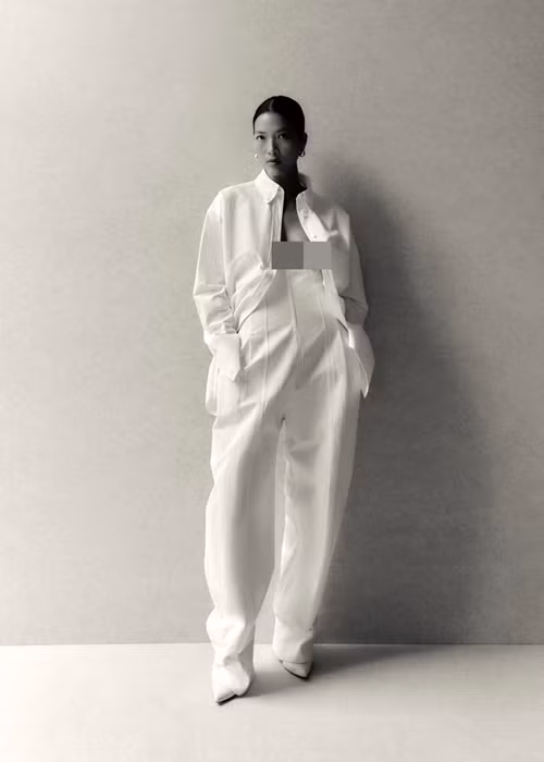 Mới đây, trên trang cá nhân, siêu mẫu Bằng Lăng đăng tải hình ảnh diện vest không nội y. Đây không phải lần đầu tiên cô mặc hở hở bạo.