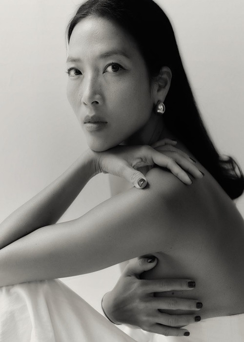 Bằng Lăng dùng tay che ngực trần trong một bộ ảnh.