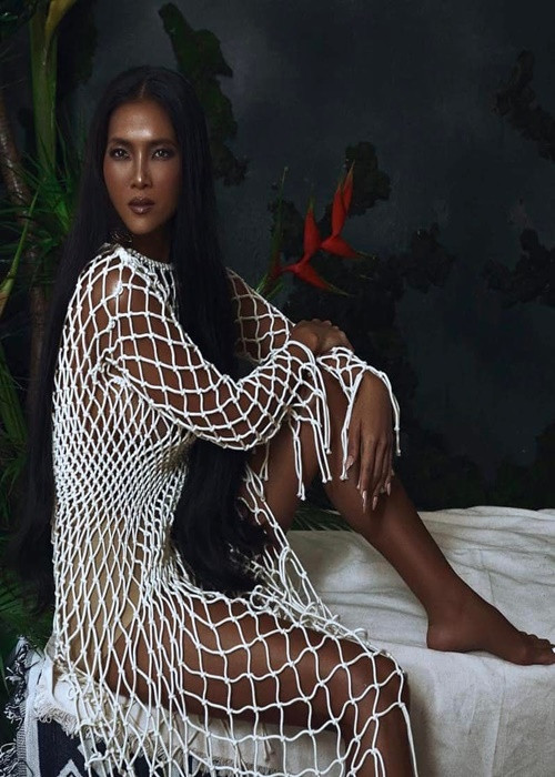 Thần thái hiện tại của Bằng Lăng vẫn hút hồn như ngày tích cực hoạt động nghệ thuật.