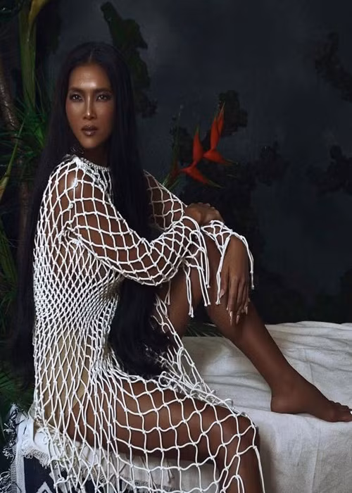 Thần thái hiện tại của Bằng Lăng vẫn hút hồn như ngày tích cực hoạt động nghệ thuật.