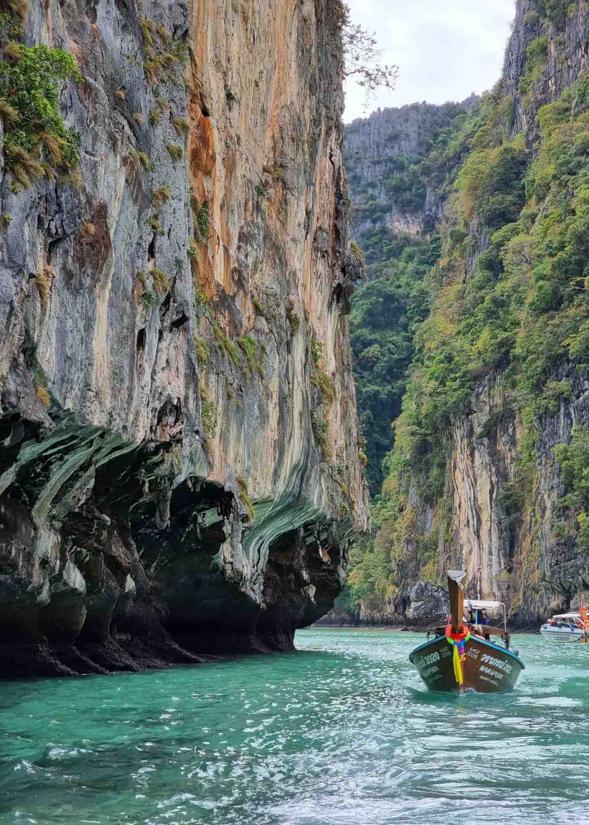 Những vách đá tạo nên cảnh sắc ấn tượng tại Phi Phi Leh. Ảnh: Lê Dân Nam