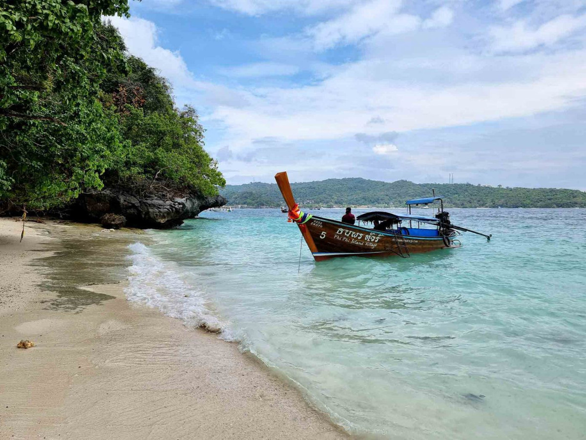 Bãi biển Monkey Beach còn khá hoang sơ. Ảnh: Lê Dân Nam
