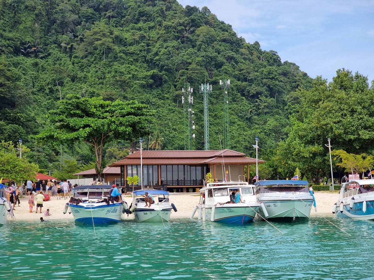 Tàu du lịch neo đậu trên đảo Phi Phi Don. Ảnh: Lê Dân Nam